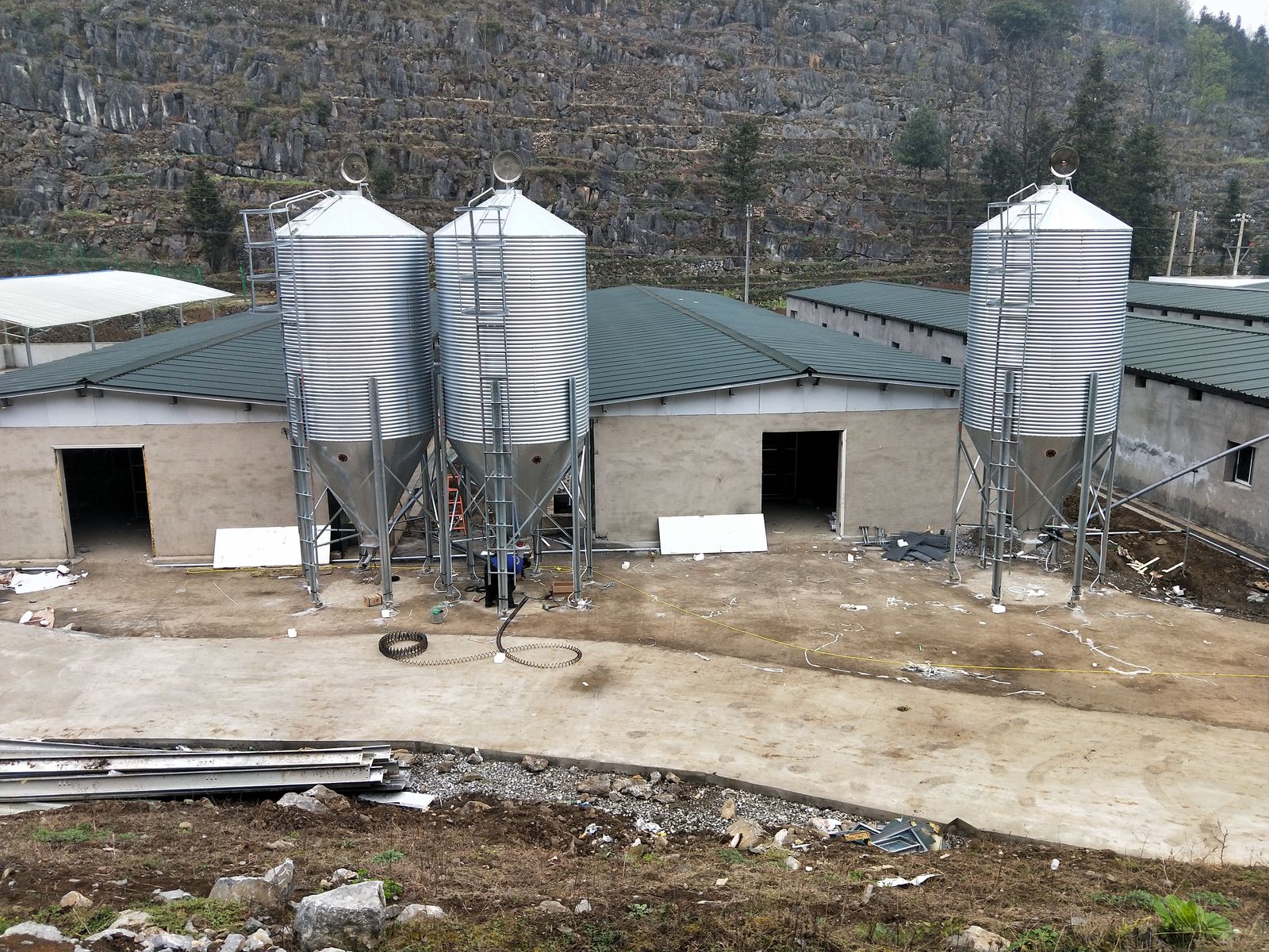 湖北丰翔农牧科技宜城生产基地生产的热镀锌不锈钢料塔现场实拍