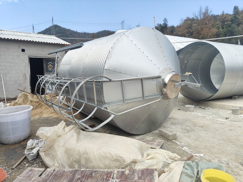 养殖场料塔吊装就位施工现场